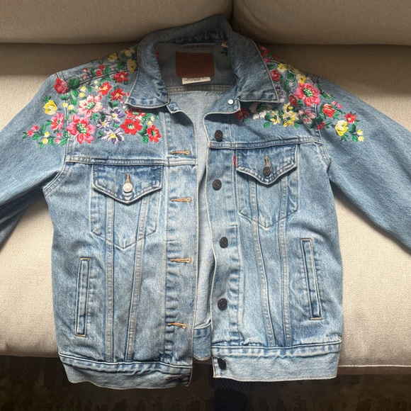 Adorable oversized Levi’s floral Jean jacket - Picture 2 of 5